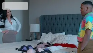 Wet & curvy Jasmine Jae fingering in the bed