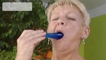 Young very kinky hungarian cougar fetish handjob